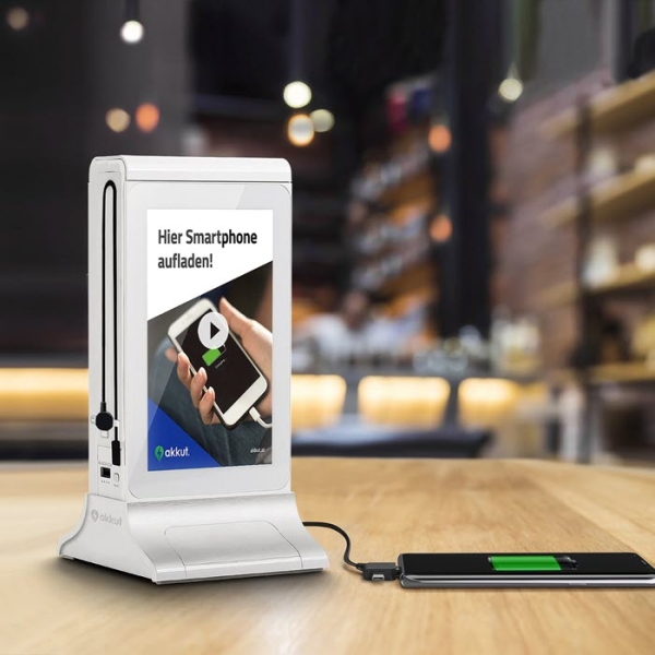 Doublescreen von AKKUT digitaler Tischaufsteller mit PowerBank und Ladekabel in weiß für Gastronomie Doublescreen von AKKUT digitaler Tischaufsteller mit PowerBank und Ladekabel in weiß für Gastronomie