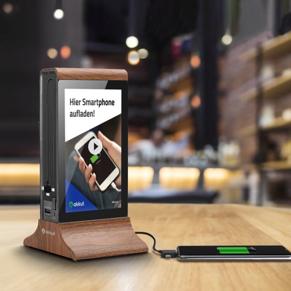 Doublescreen von AKKUT digitaler Tischaufsteller mit PowerBank und Ladekabel in Holz für Friseure Doublescreen von AKKUT digitaler Tischaufsteller mit PowerBank und Ladekabel in Holz für Friseure