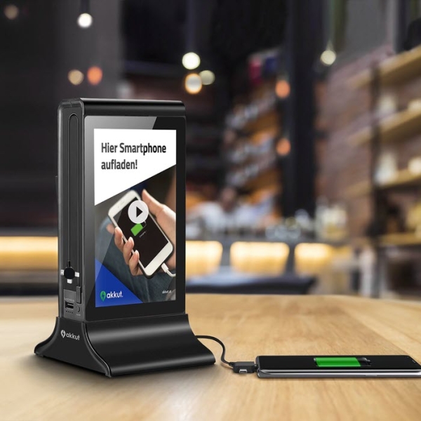 Doublescreen von AKKUT digitaler Tischaufsteller mit PowerBank und Ladekabel in schwarz für Hotellerie Doublescreen von AKKUT digitaler Tischaufsteller mit PowerBank und Ladekabel in schwarz für Hotellerie