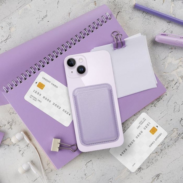 Mag Wallet MagSafe Kartentasche lila am Tisch Handyzubehör in Linz kaufen bestellen